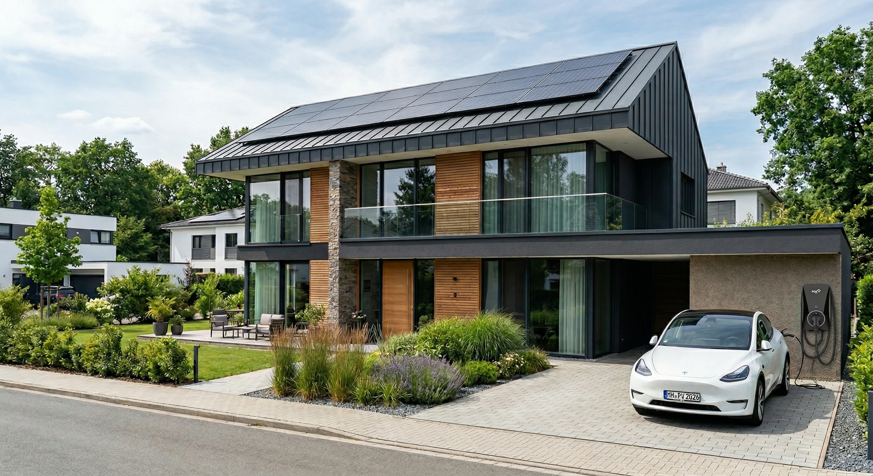 Modernes Haus mit Solaranlage und E-Auto